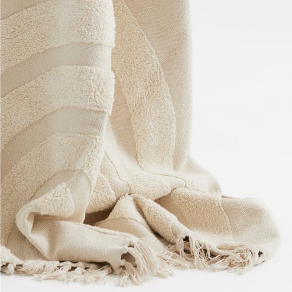 H&M HOME Large Tufted-motif Rug - Picture 2 of 9